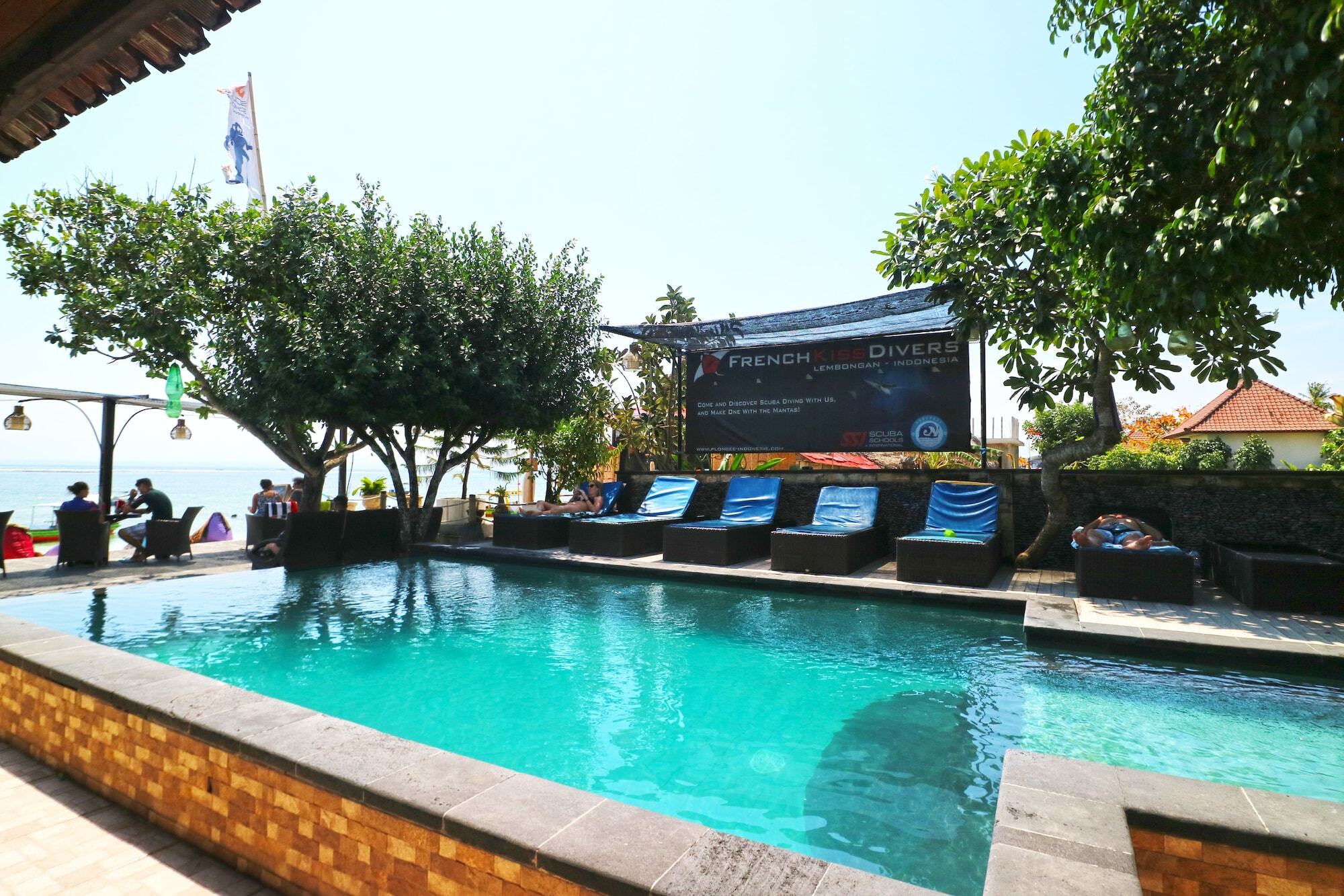 Puri Nusa Beach Hotel Batumadeg Екстер'єр фото
